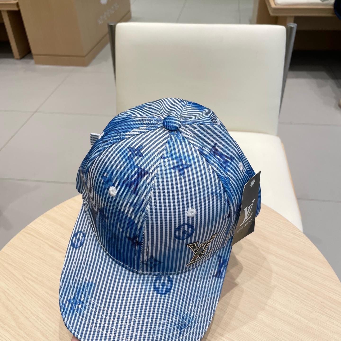 棒球帽 渔夫帽  LV路易威登春夏原单刺绣棒球帽  轻盈透气。完美版型，独家实物拍摄，男女适用