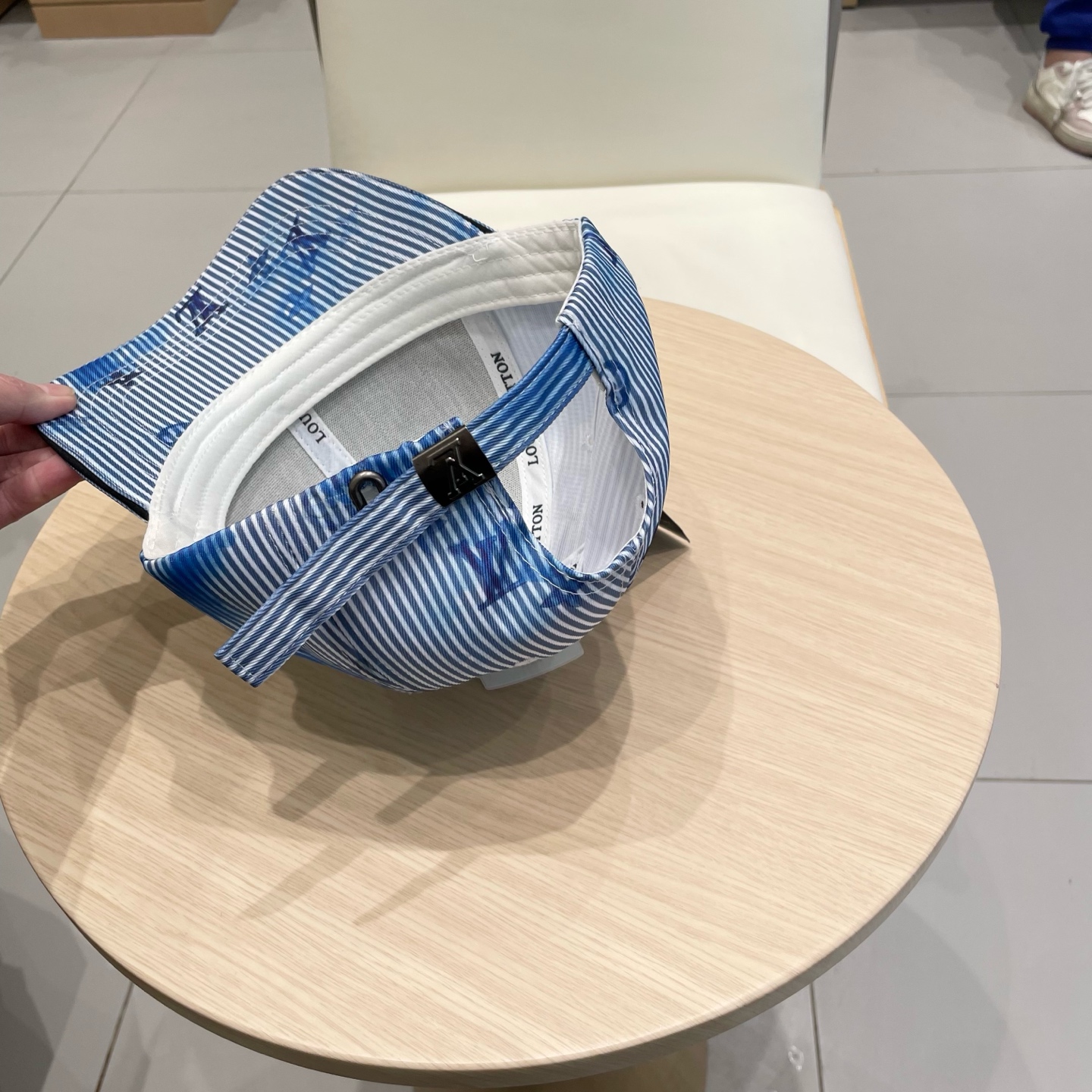 棒球帽 渔夫帽  LV路易威登春夏原单刺绣棒球帽  轻盈透气。完美版型，独家实物拍摄，男女适用