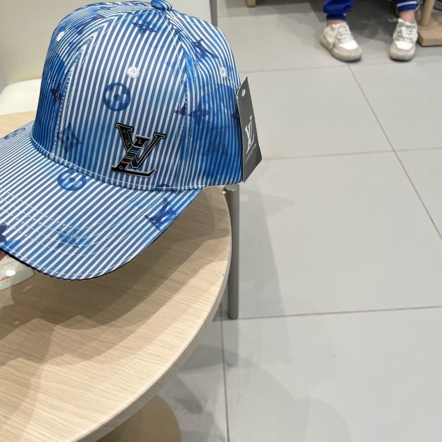 棒球帽 渔夫帽  LV路易威登春夏原单刺绣棒球帽  轻盈透气。完美版型，独家实物拍摄，男女适用