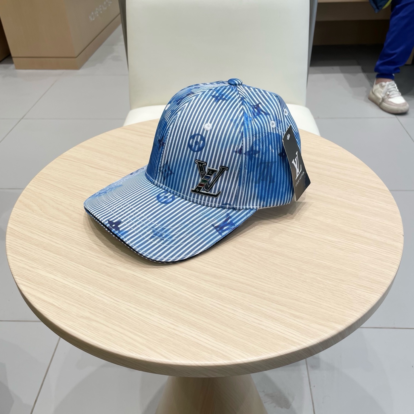 棒球帽 渔夫帽  LV路易威登春夏原单刺绣棒球帽  轻盈透气。完美版型，独家实物拍摄，男女适用