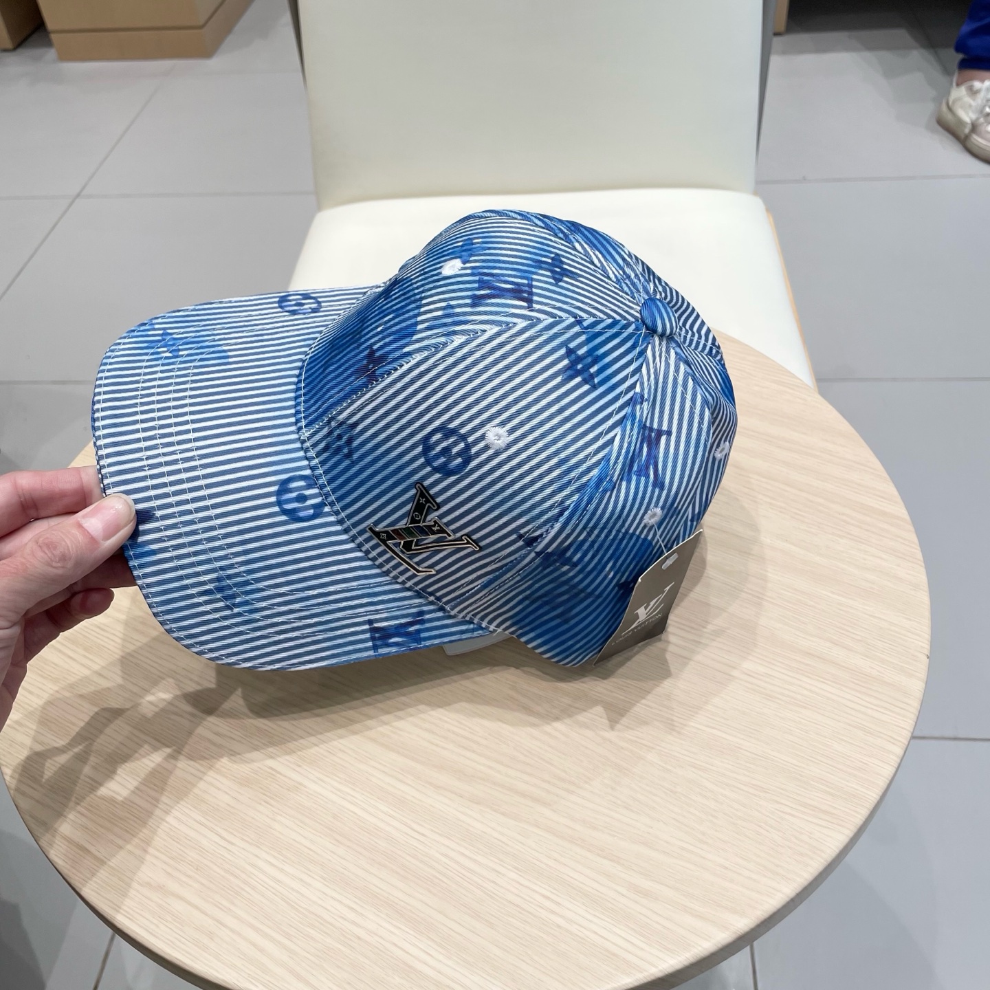 棒球帽 渔夫帽  LV路易威登春夏原单刺绣棒球帽  轻盈透气。完美版型，独家实物拍摄，男女适用