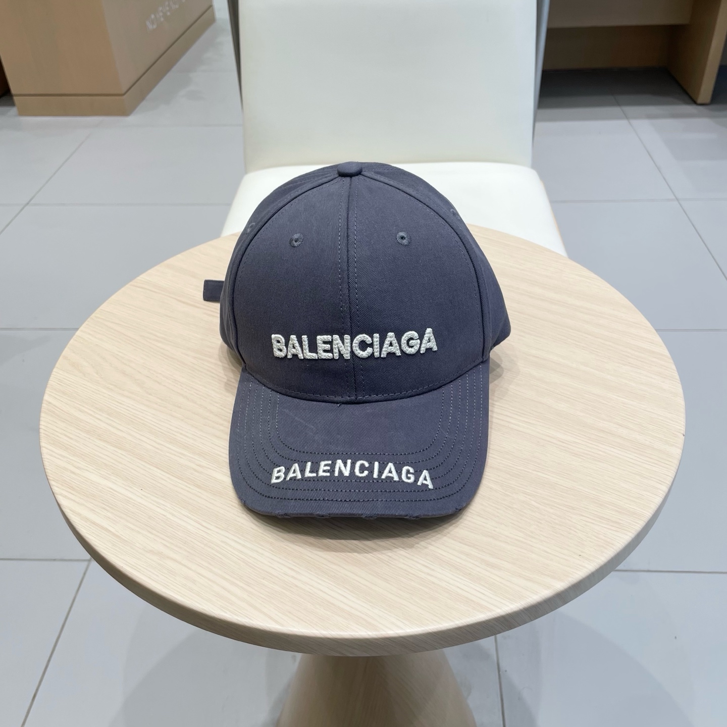  BALENCIAGA巴黎世家新款刺绣logo棒球帽，很酷的色系，男女佩戴都有不同style，第一批抢先