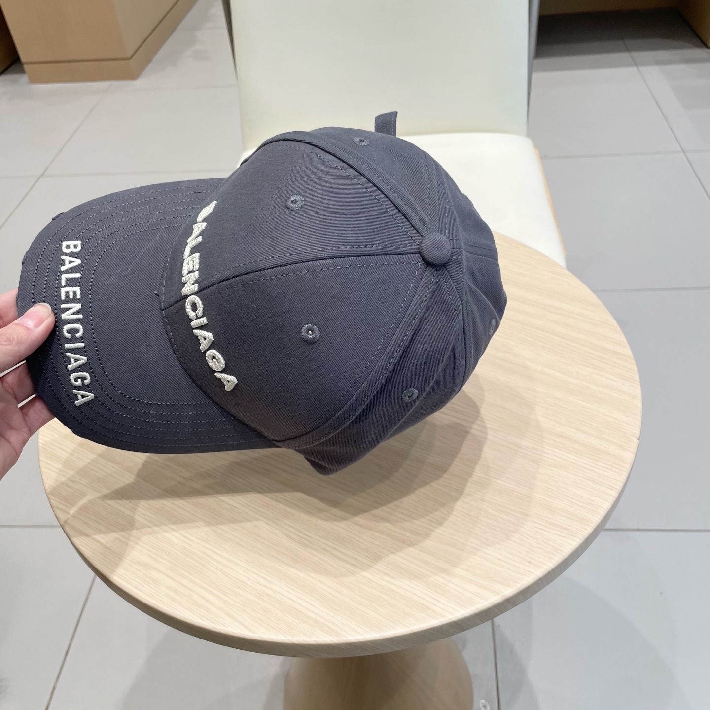  BALENCIAGA巴黎世家新款刺绣logo棒球帽，很酷的色系，男女佩戴都有不同style，第一批抢先