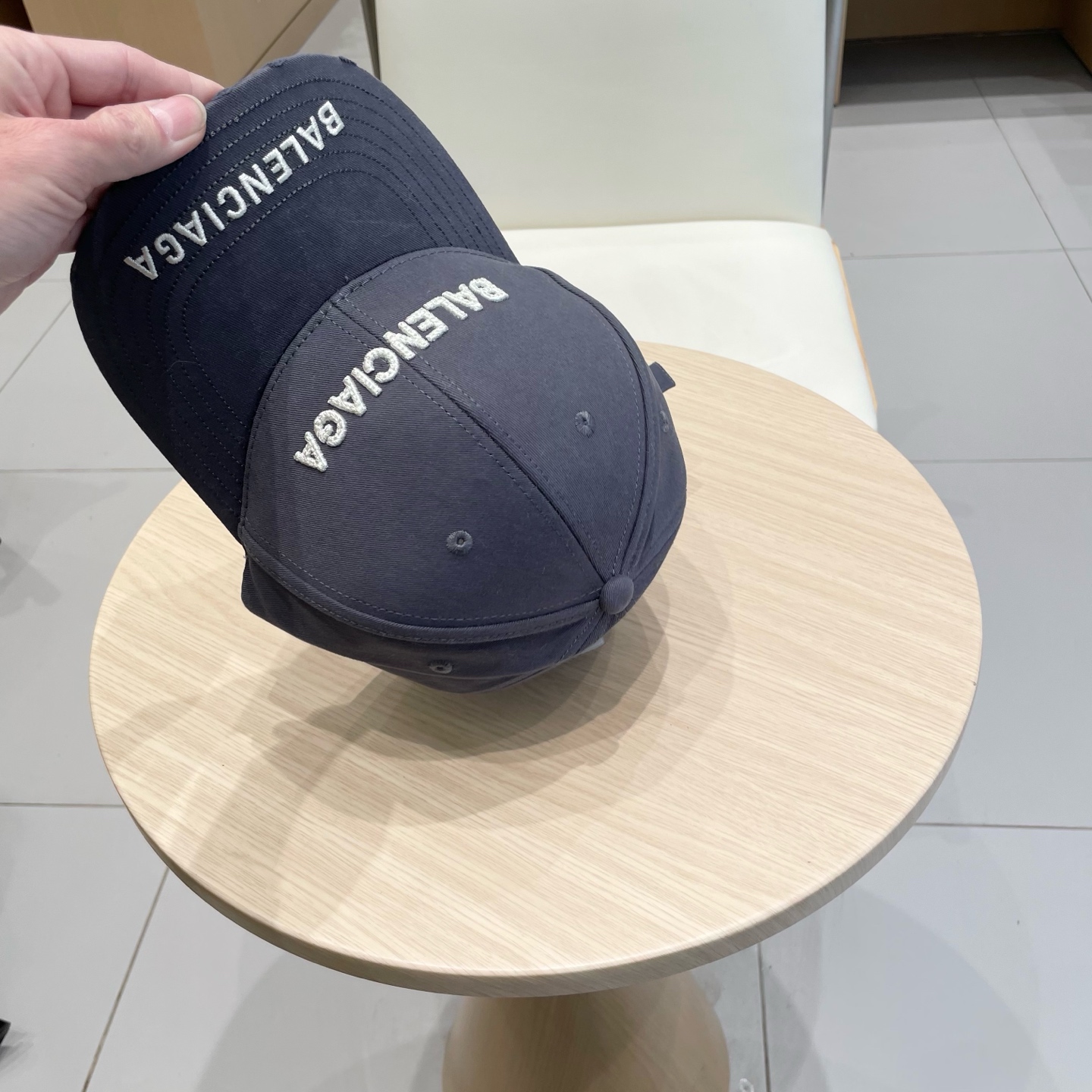  BALENCIAGA巴黎世家新款刺绣logo棒球帽，很酷的色系，男女佩戴都有不同style，第一批抢先