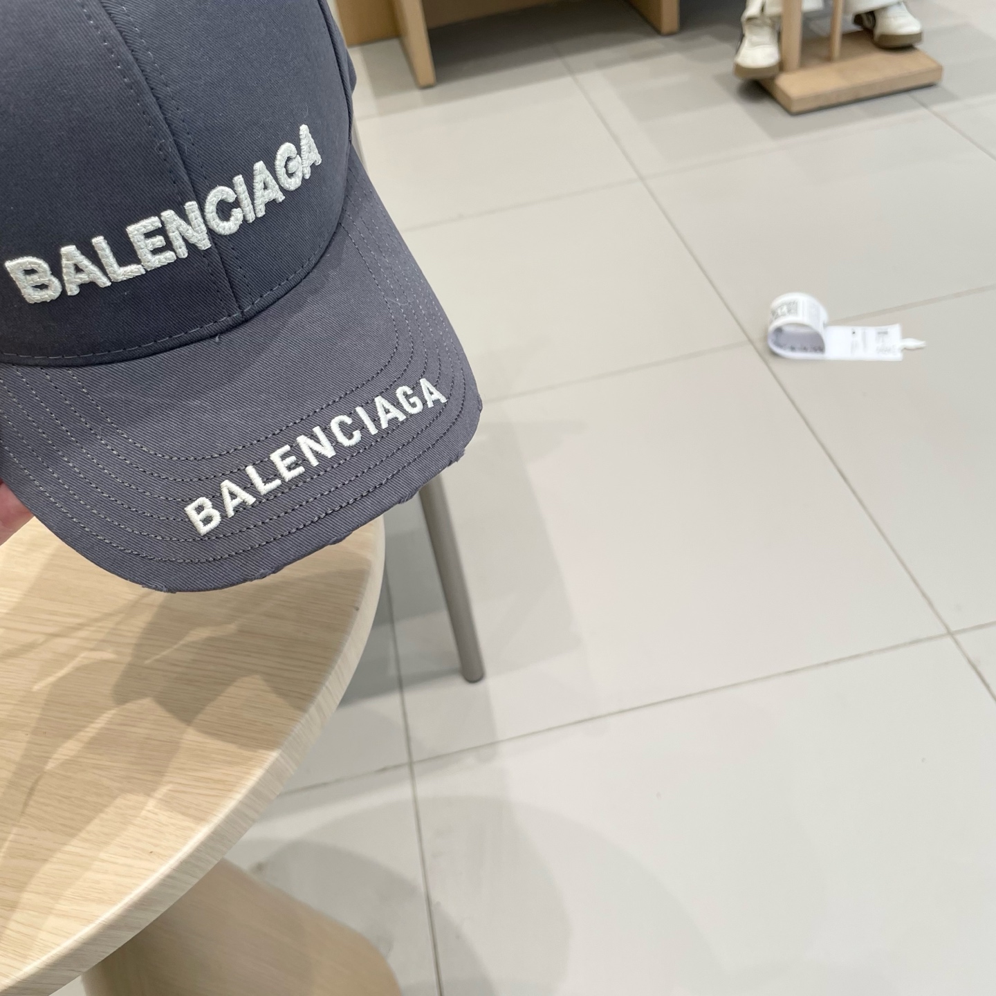 BALENCIAGA巴黎世家新款刺绣logo棒球帽，很酷的色系，男女佩戴都有不同style，第一批抢先