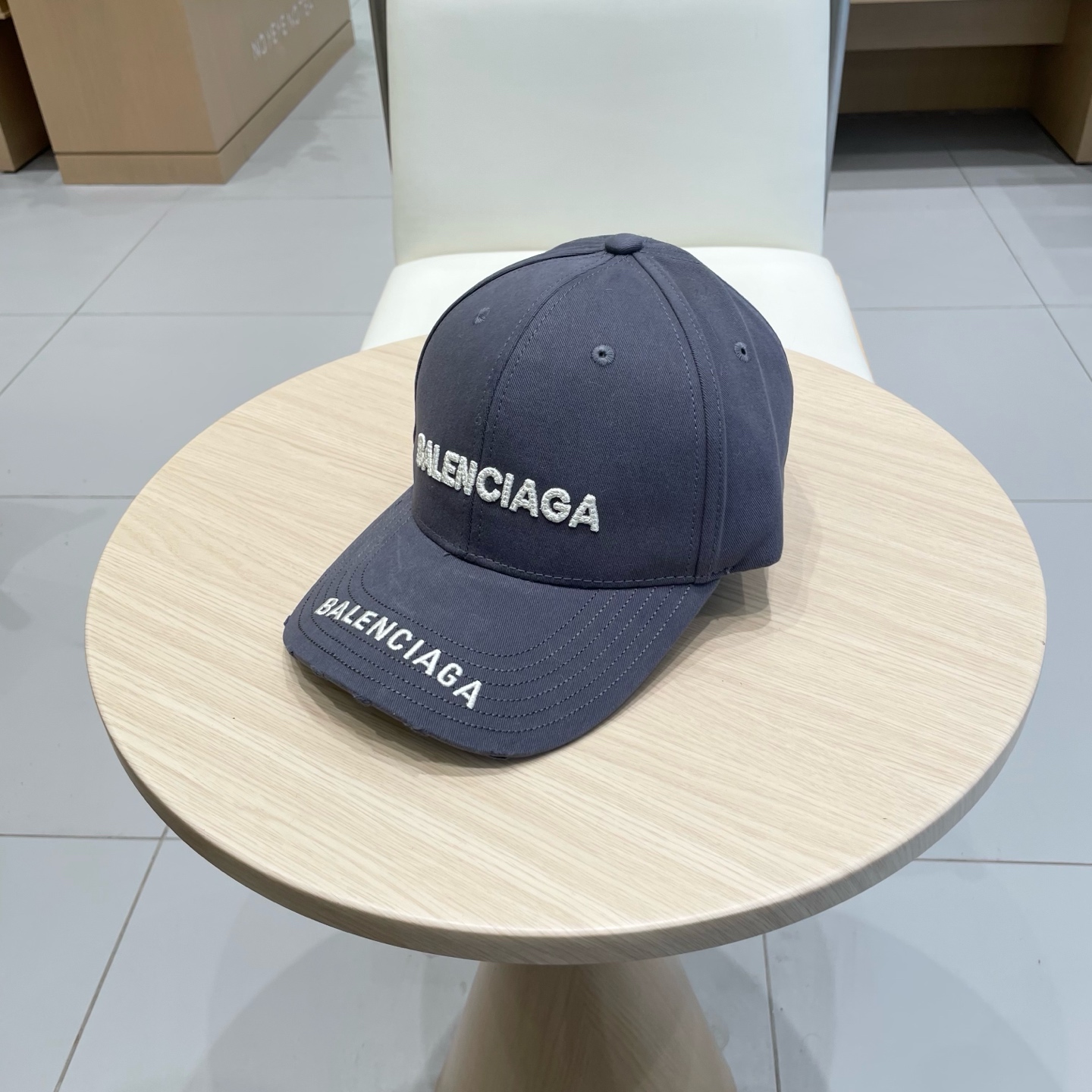  BALENCIAGA巴黎世家新款刺绣logo棒球帽，很酷的色系，男女佩戴都有不同style，第一批抢先