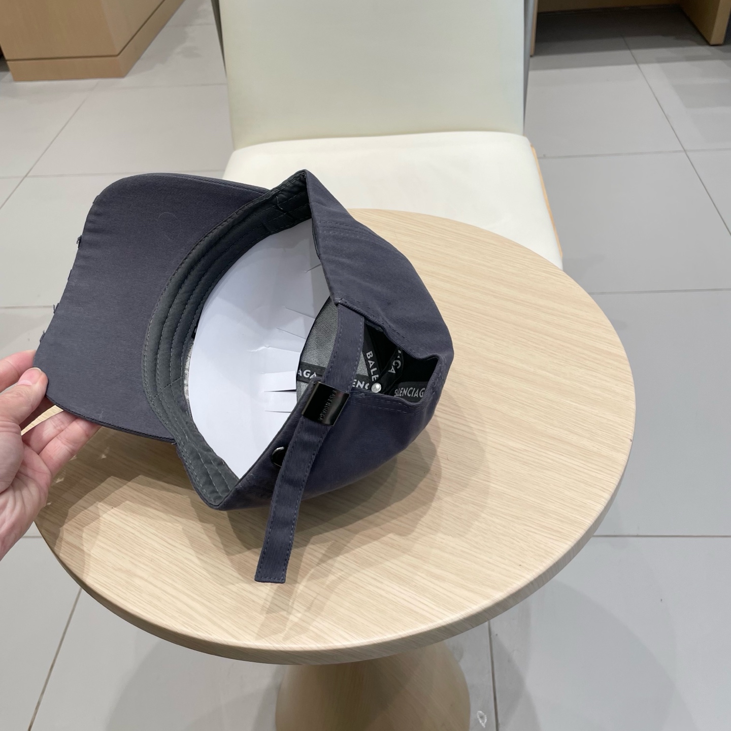  BALENCIAGA巴黎世家新款刺绣logo棒球帽，很酷的色系，男女佩戴都有不同style，第一批抢先