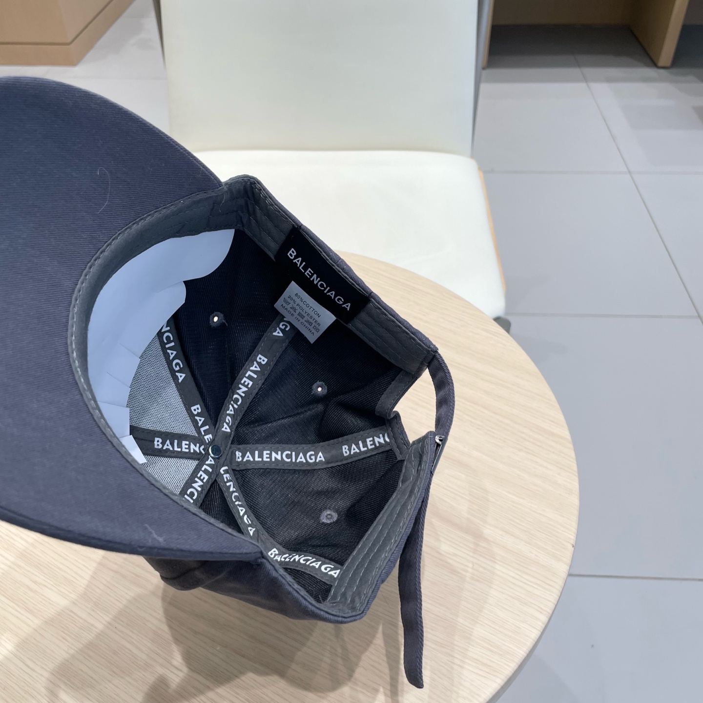  BALENCIAGA巴黎世家新款刺绣logo棒球帽，很酷的色系，男女佩戴都有不同style，第一批抢先