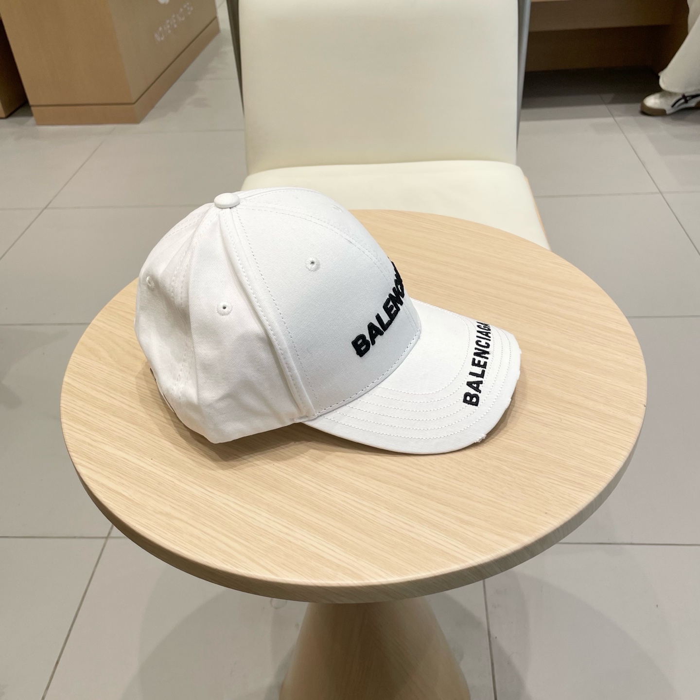  BALENCIAGA巴黎世家新款刺绣logo棒球帽，很酷的色系，男女佩戴都有不同style，第一批抢先