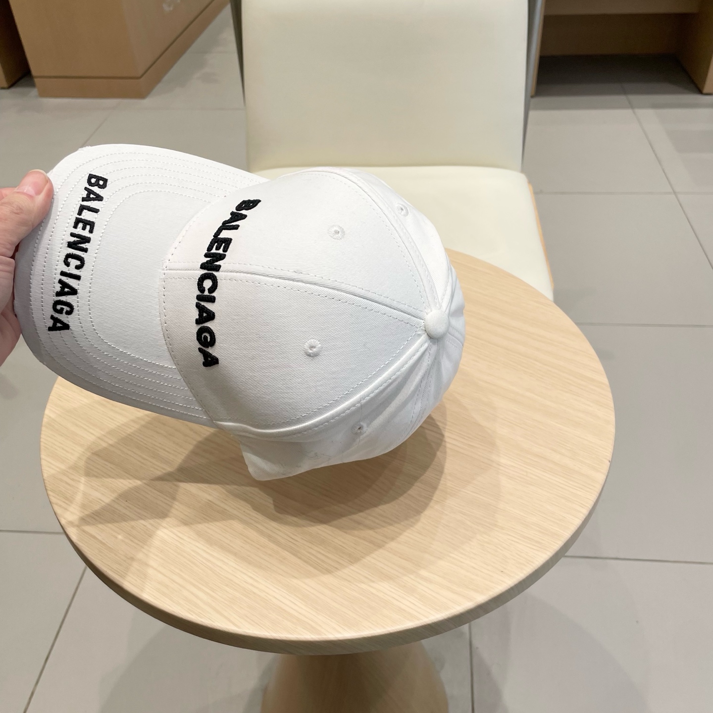  BALENCIAGA巴黎世家新款刺绣logo棒球帽，很酷的色系，男女佩戴都有不同style，第一批抢先