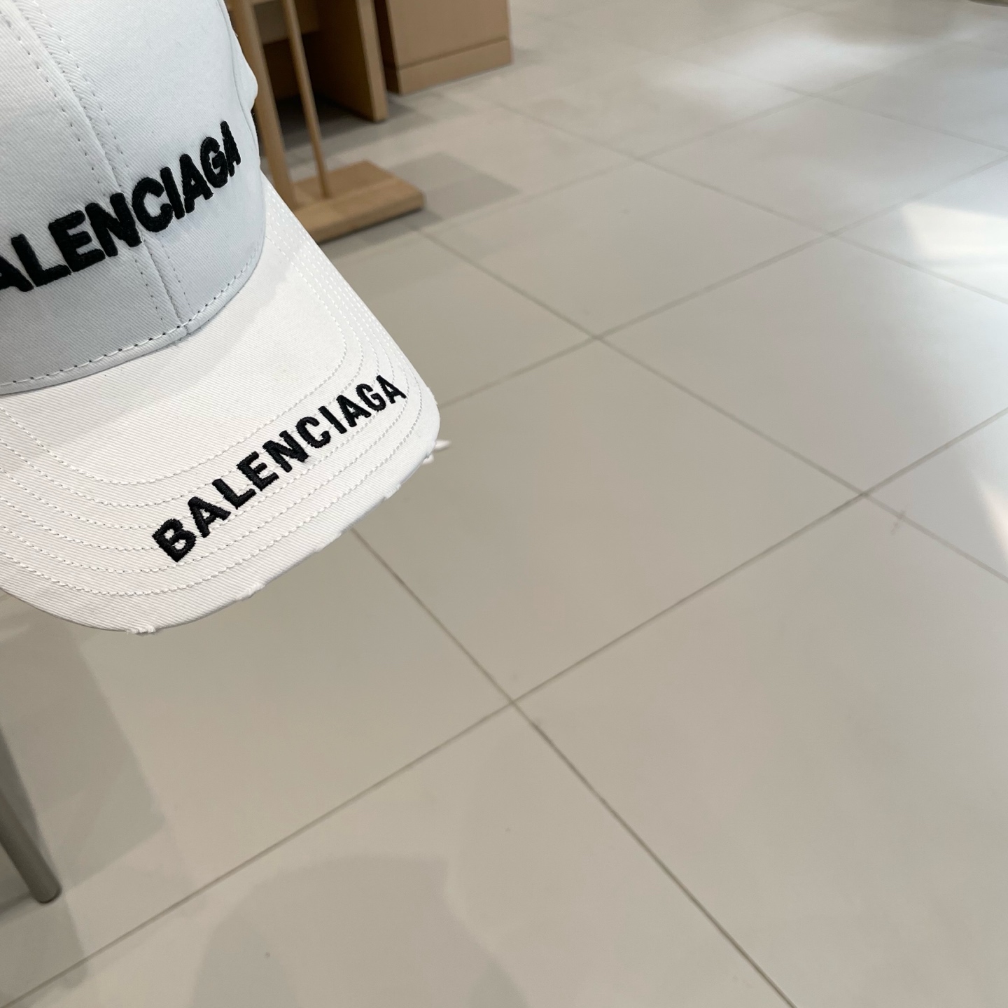  BALENCIAGA巴黎世家新款刺绣logo棒球帽，很酷的色系，男女佩戴都有不同style，第一批抢先
