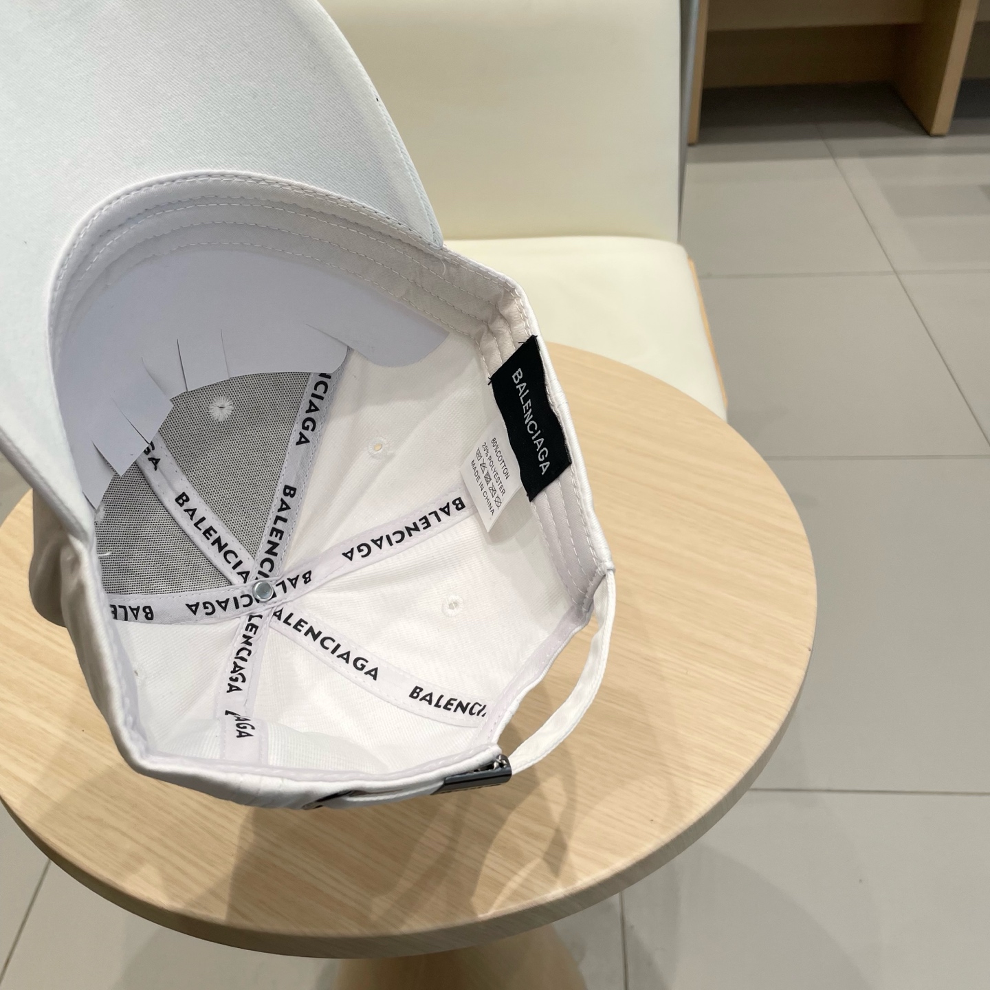  BALENCIAGA巴黎世家新款刺绣logo棒球帽，很酷的色系，男女佩戴都有不同style，第一批抢先