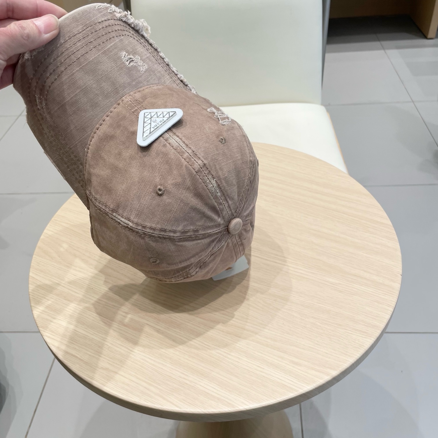  Prada 普拉达高倒三角棒球帽
洗水牛仔色，秀场同款，面料柔软舒适
百搭休闲款，闭眼入！