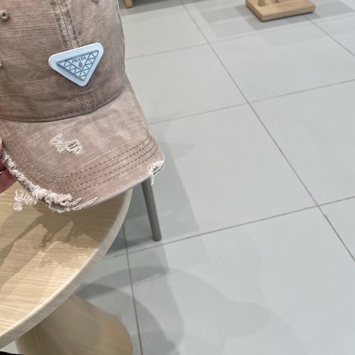  Prada 普拉达高倒三角棒球帽
洗水牛仔色，秀场同款，面料柔软舒适
百搭休闲款，闭眼入！