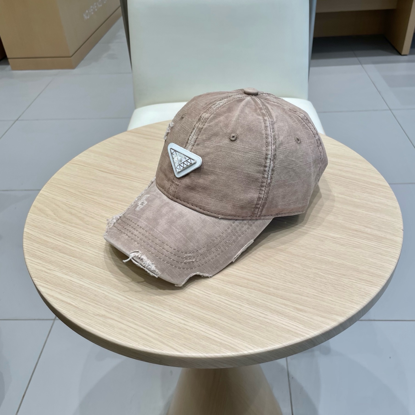  Prada 普拉达高倒三角棒球帽
洗水牛仔色，秀场同款，面料柔软舒适
百搭休闲款，闭眼入！