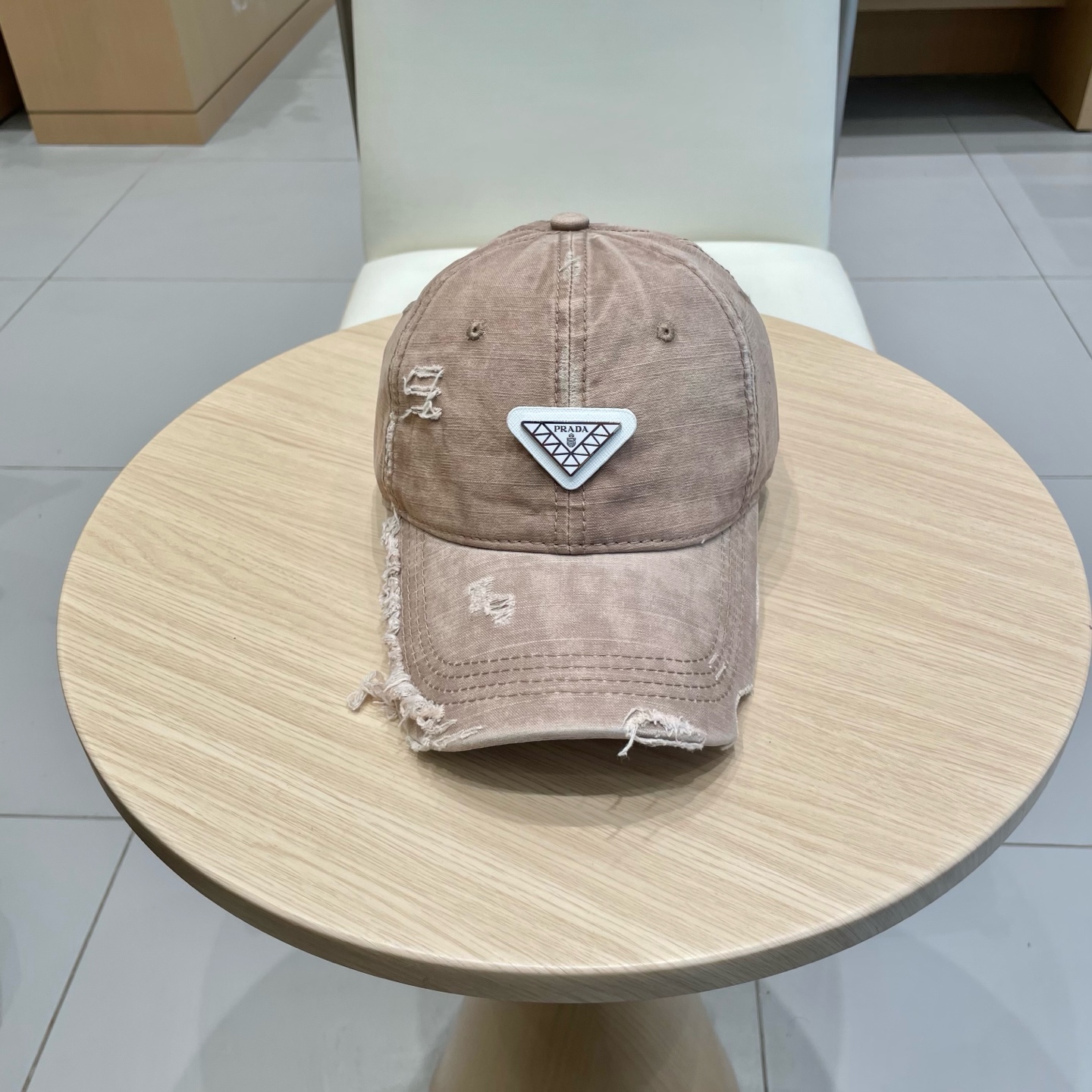  Prada 普拉达高倒三角棒球帽
洗水牛仔色，秀场同款，面料柔软舒适
百搭休闲款，闭眼入！