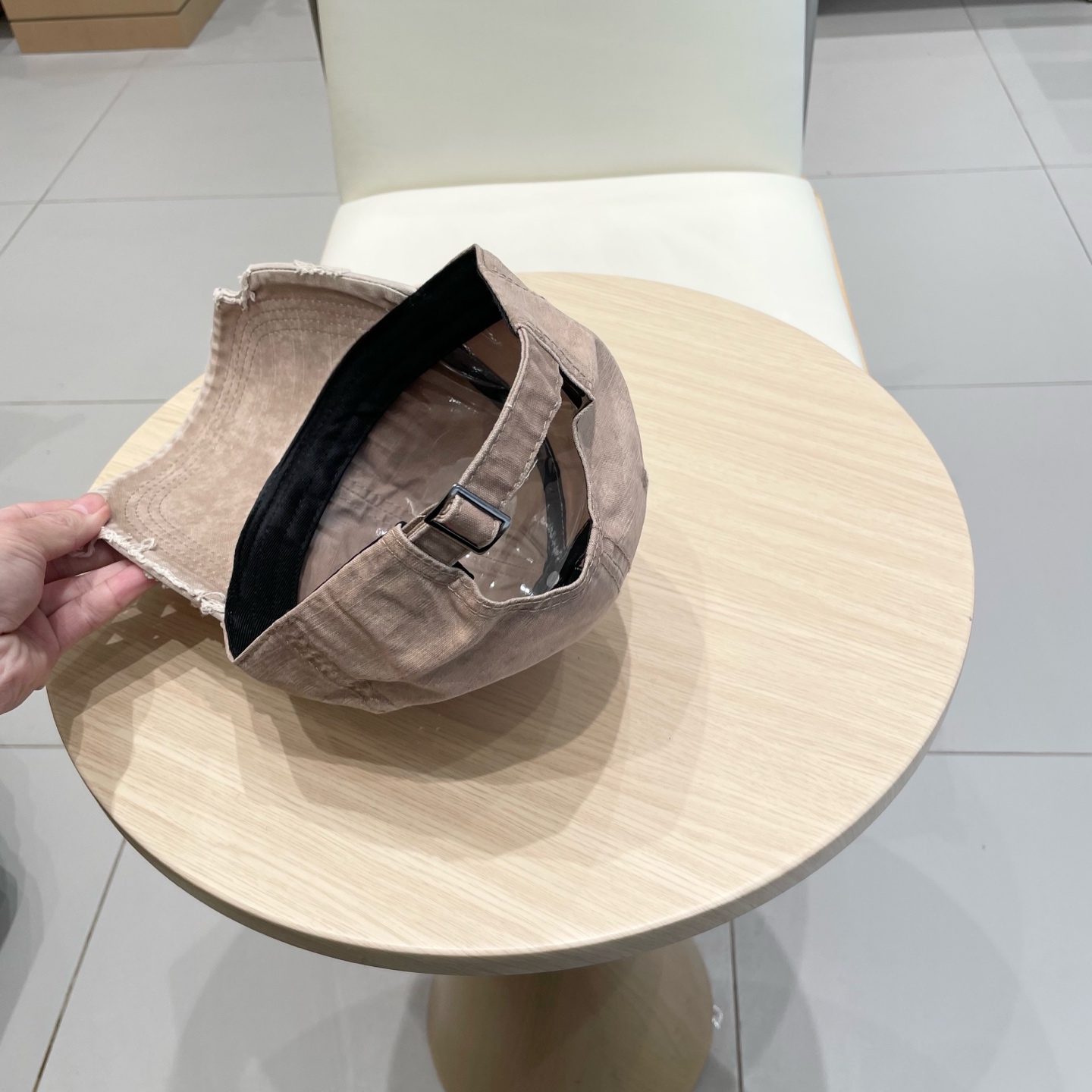  Prada 普拉达高倒三角棒球帽
洗水牛仔色，秀场同款，面料柔软舒适
百搭休闲款，闭眼入！