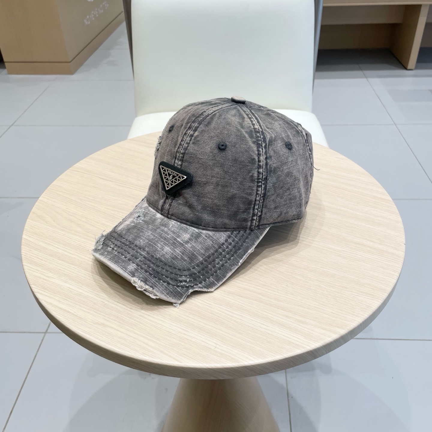  Prada 普拉达高倒三角棒球帽
洗水牛仔色，秀场同款，面料柔软舒适
百搭休闲款，闭眼入！