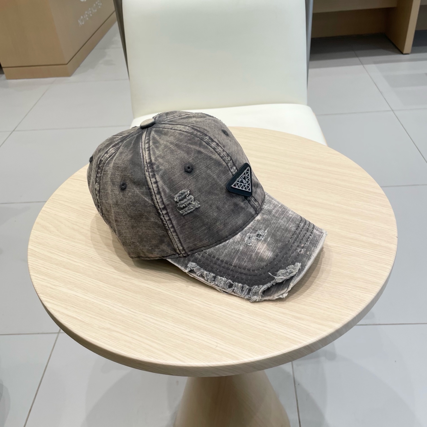  Prada 普拉达高倒三角棒球帽
洗水牛仔色，秀场同款，面料柔软舒适
百搭休闲款，闭眼入！