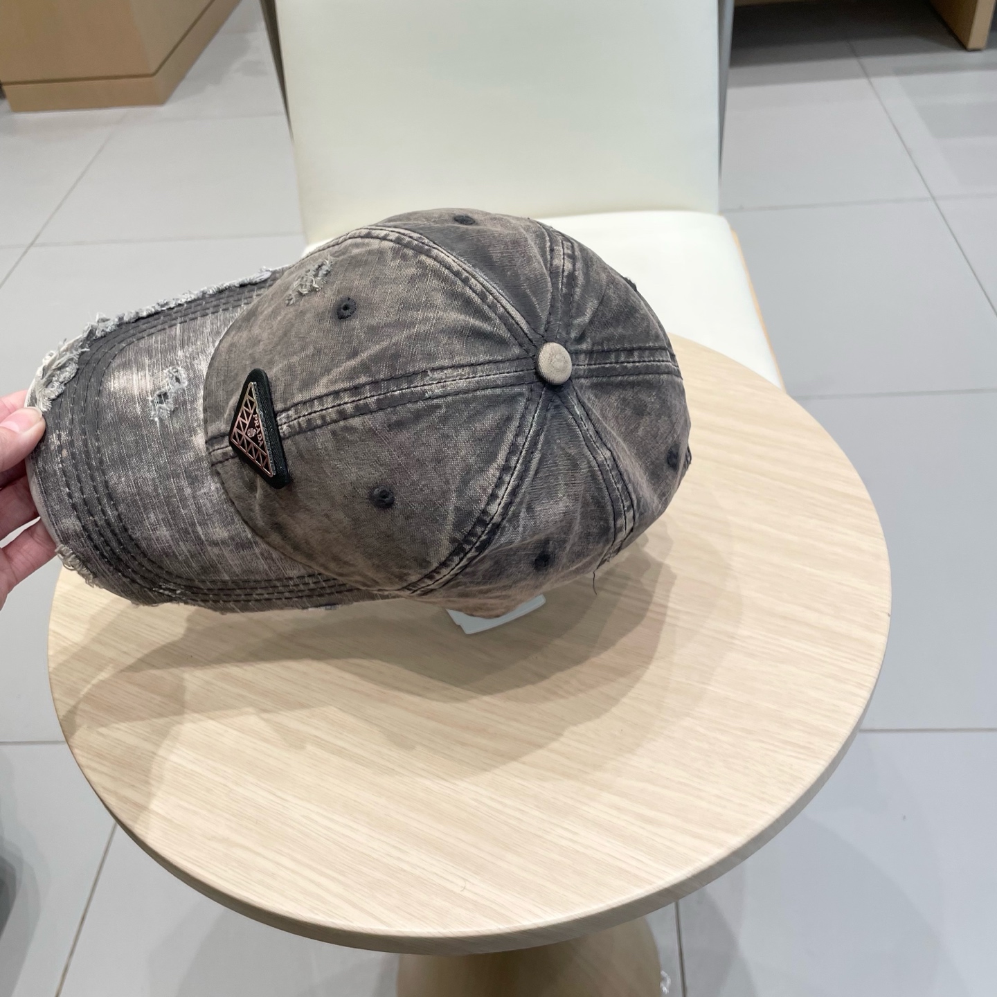  Prada 普拉达高倒三角棒球帽
洗水牛仔色，秀场同款，面料柔软舒适
百搭休闲款，闭眼入！