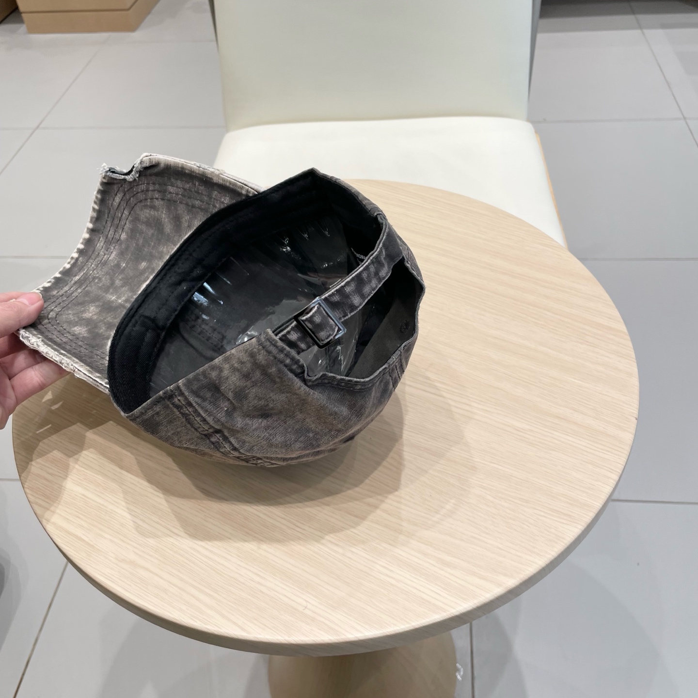  Prada 普拉达高倒三角棒球帽
洗水牛仔色，秀场同款，面料柔软舒适
百搭休闲款，闭眼入！