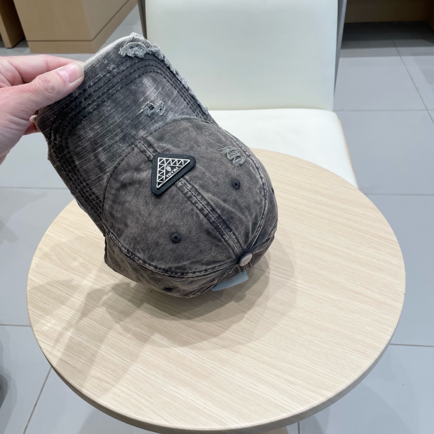  Prada 普拉达高倒三角棒球帽
洗水牛仔色，秀场同款，面料柔软舒适
百搭休闲款，闭眼入！