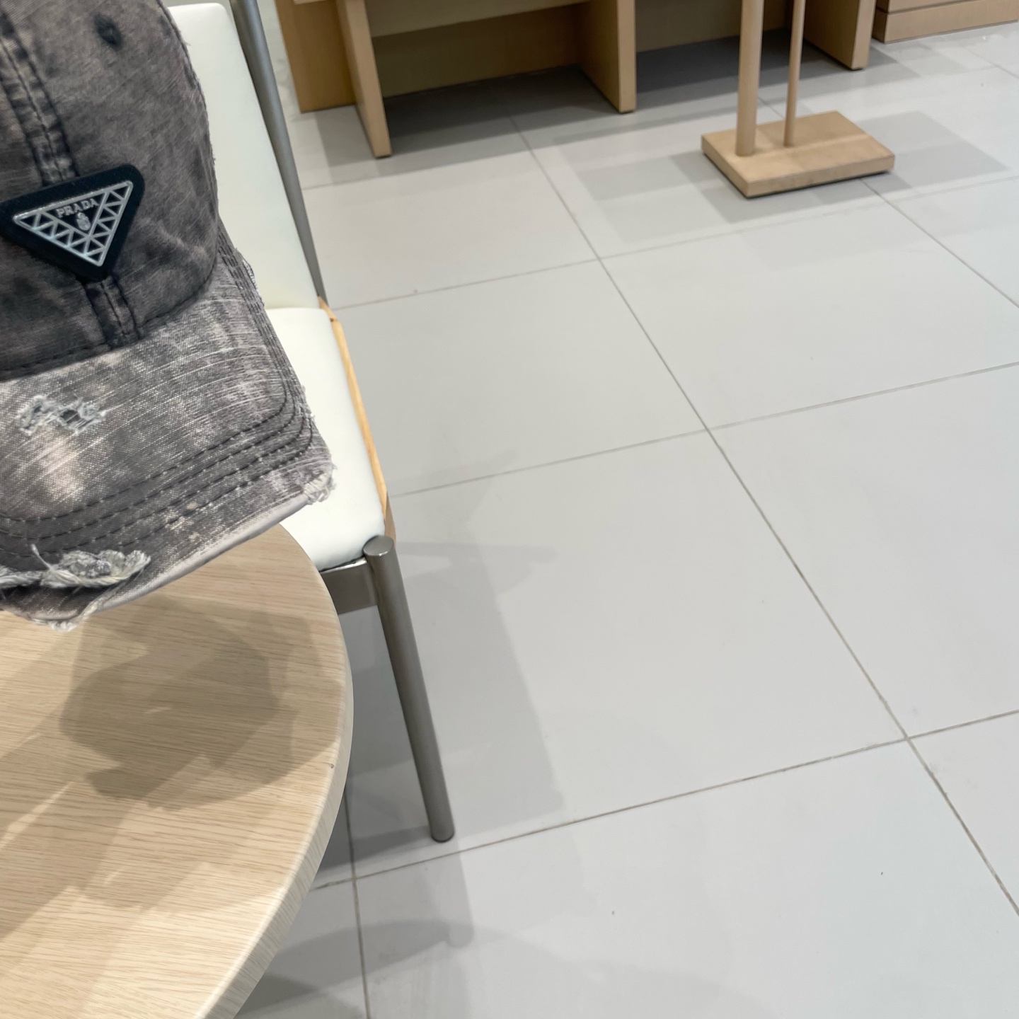  Prada 普拉达高倒三角棒球帽
洗水牛仔色，秀场同款，面料柔软舒适
百搭休闲款，闭眼入！