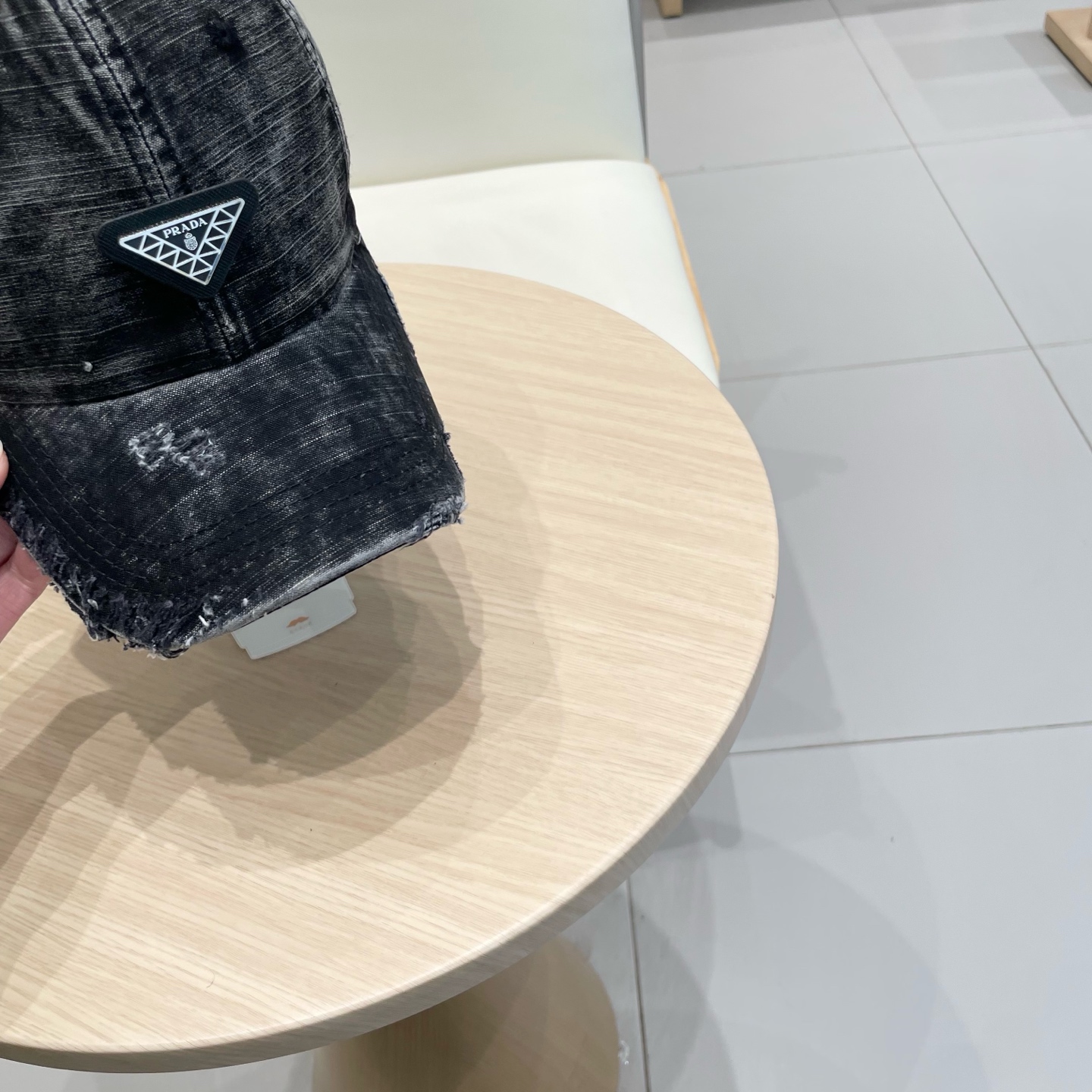  Prada 普拉达高倒三角棒球帽
洗水牛仔色，秀场同款，面料柔软舒适
百搭休闲款，闭眼入！