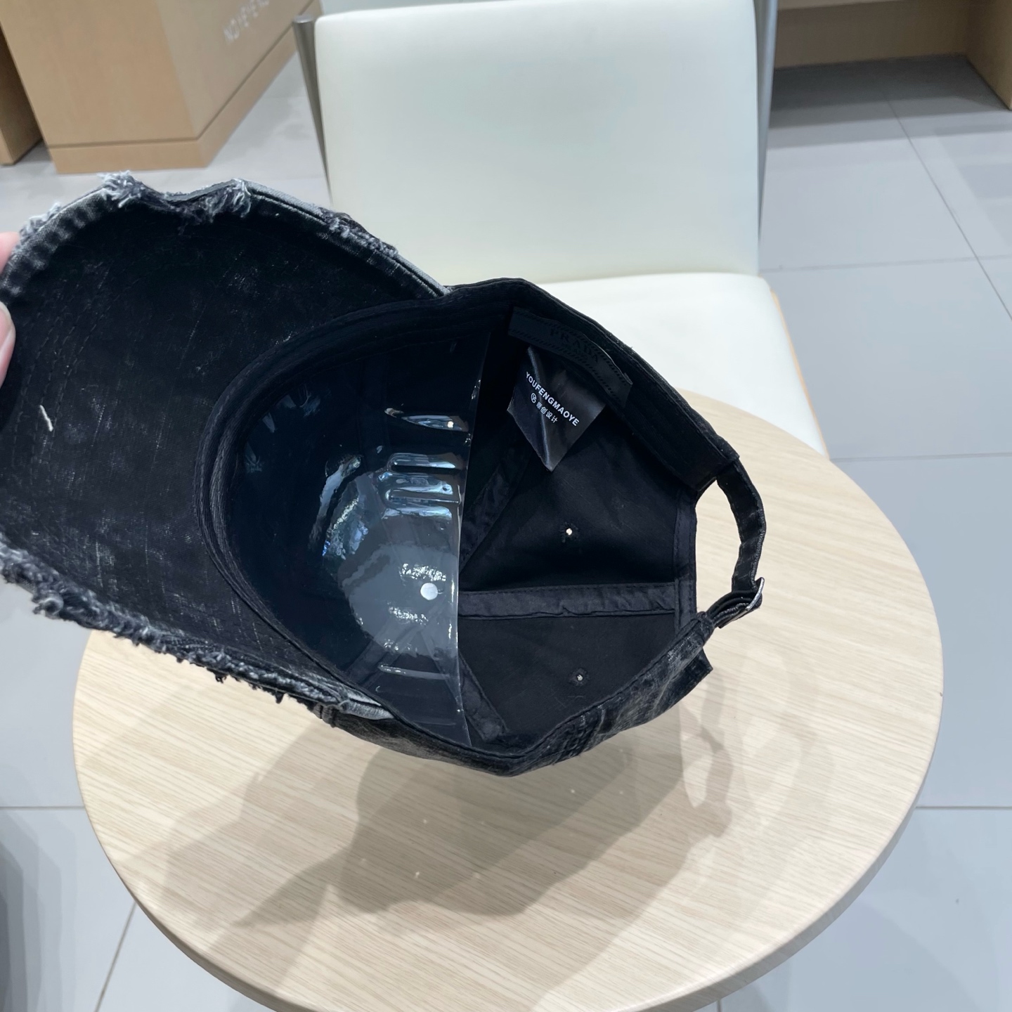  Prada 普拉达高倒三角棒球帽
洗水牛仔色，秀场同款，面料柔软舒适
百搭休闲款，闭眼入！