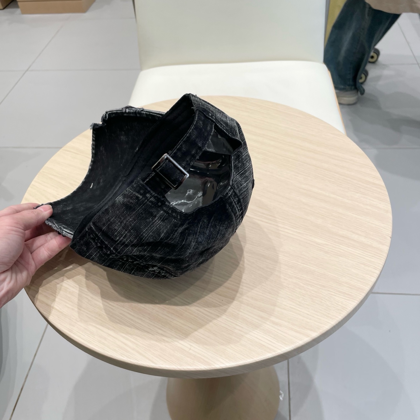  Prada 普拉达高倒三角棒球帽
洗水牛仔色，秀场同款，面料柔软舒适
百搭休闲款，闭眼入！