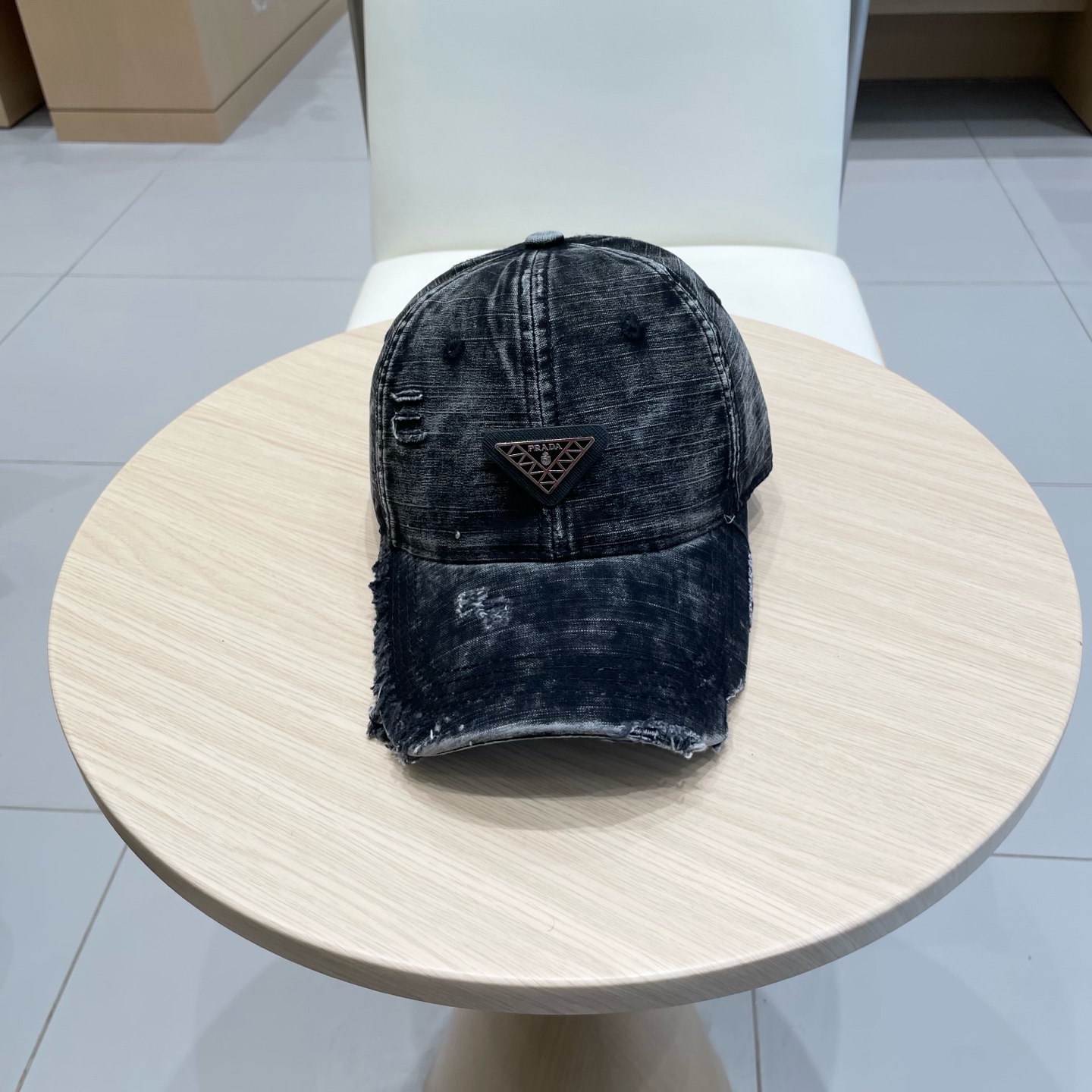 NO:346226,Prada high-inverted triangle baseball cap, wash buffalo color, same style on the show, soft and comfortable fabric, versatile casual style, close your eyes!  Hat Straw Hat Fisherman Hat Baseball Hat, Hats, Prada, Prada, espadrilles, hatsPrada 普拉达高倒三角棒球帽 洗水牛仔色,秀场同款,面料柔软舒适 百搭休闲款,闭眼入！帽子草帽渔夫帽棒球帽,帽子,prada,prada,espadrilles,hats,hat