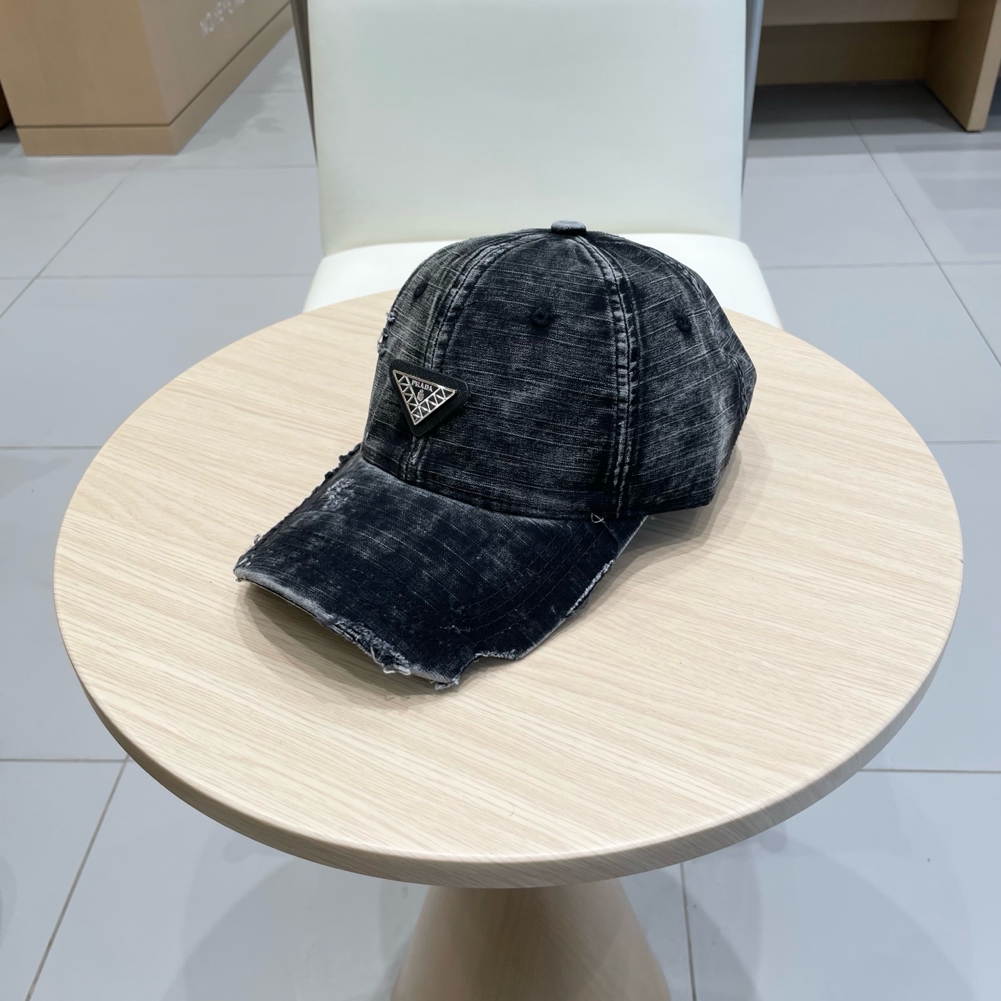  Prada 普拉达高倒三角棒球帽
洗水牛仔色，秀场同款，面料柔软舒适
百搭休闲款，闭眼入！