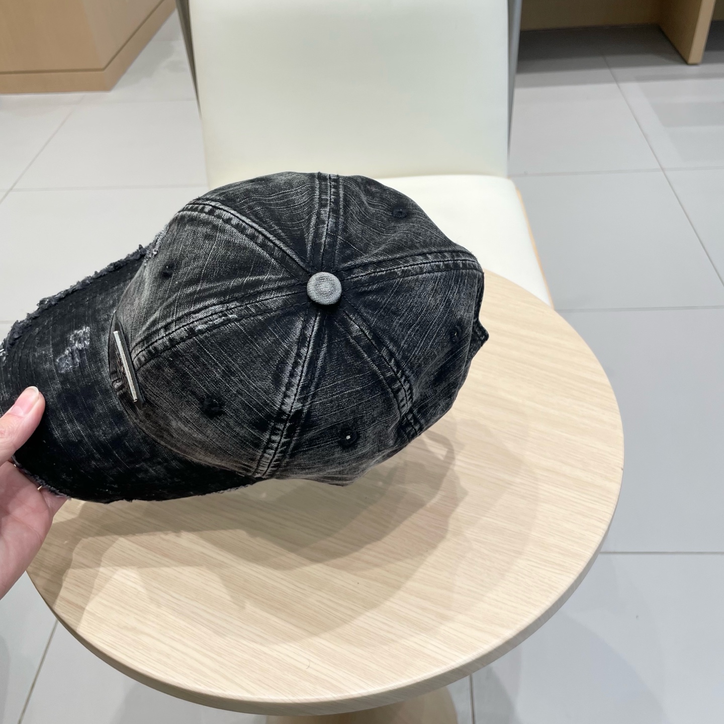  Prada 普拉达高倒三角棒球帽
洗水牛仔色，秀场同款，面料柔软舒适
百搭休闲款，闭眼入！