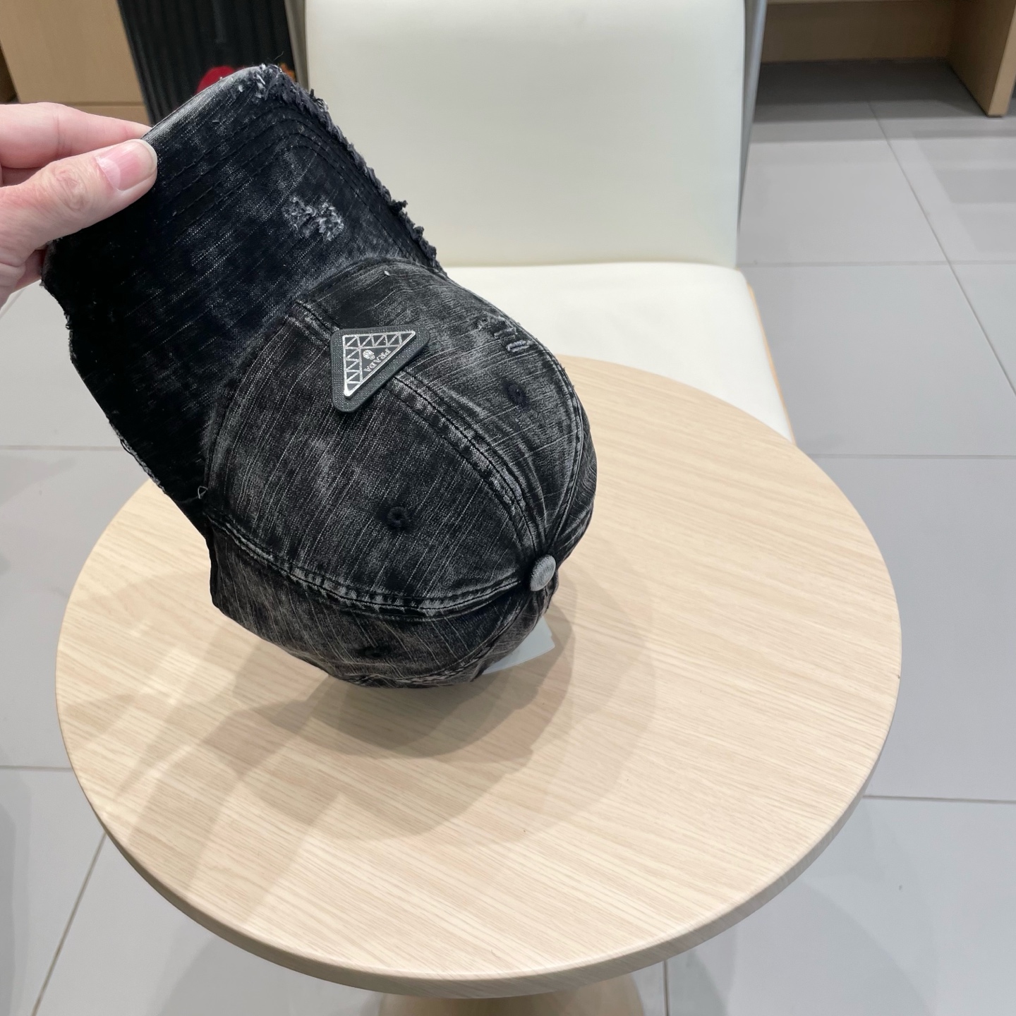  Prada 普拉达高倒三角棒球帽
洗水牛仔色，秀场同款，面料柔软舒适
百搭休闲款，闭眼入！