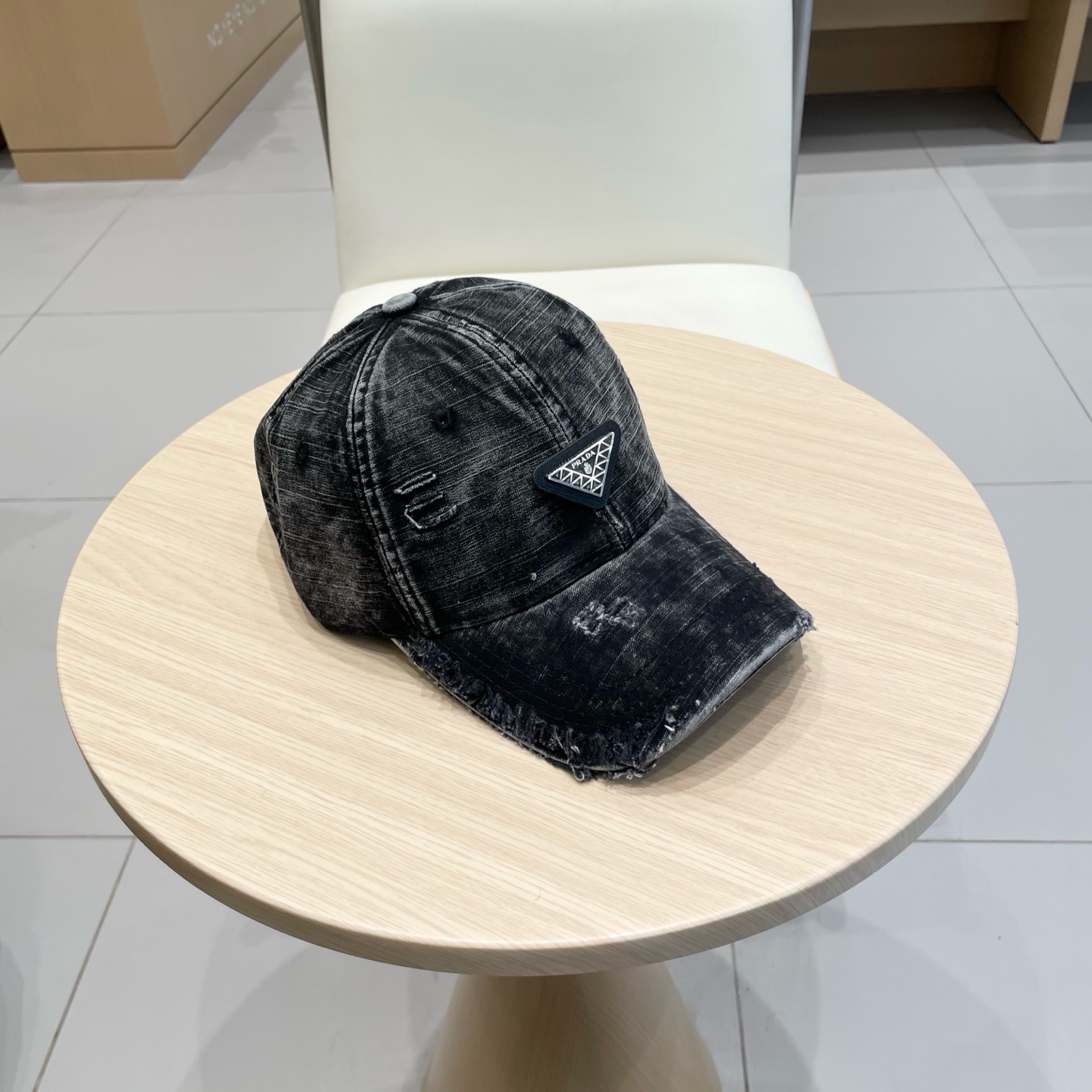  Prada 普拉达高倒三角棒球帽
洗水牛仔色，秀场同款，面料柔软舒适
百搭休闲款，闭眼入！