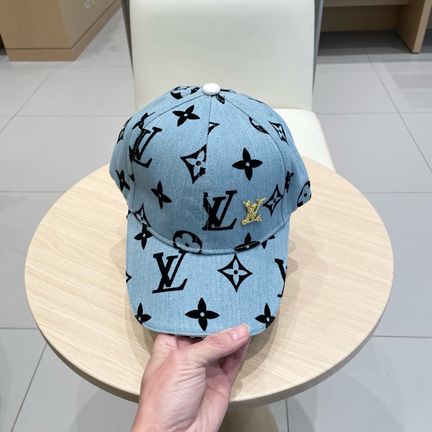  LouisVuitton2025新款棒球帽🧢  
LV棒球帽，简约大气，男女通用