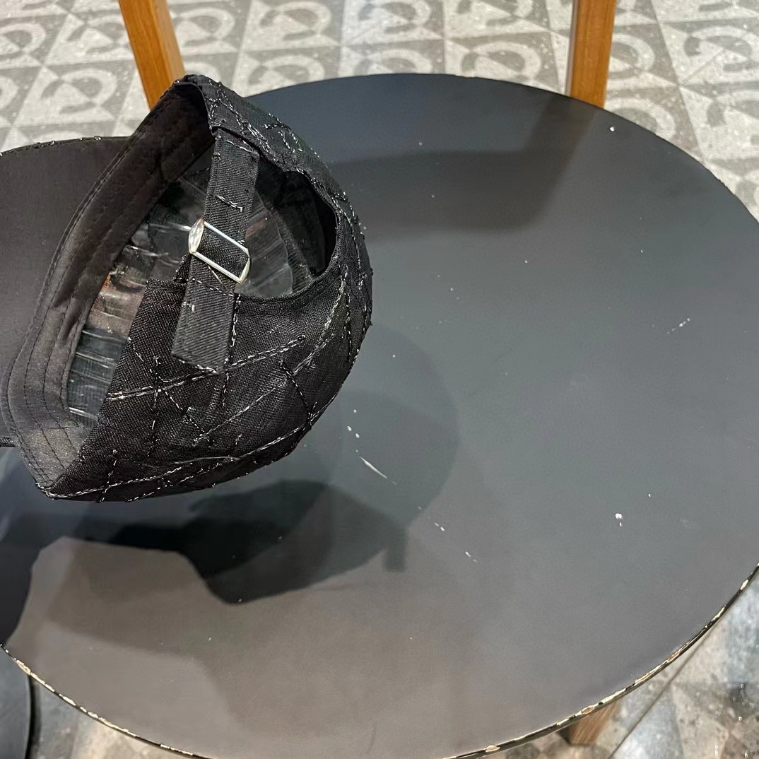   Dior迪奥新款老花字母棒球帽
超名媛 本季爆款！
材质100%棉
头围57cm