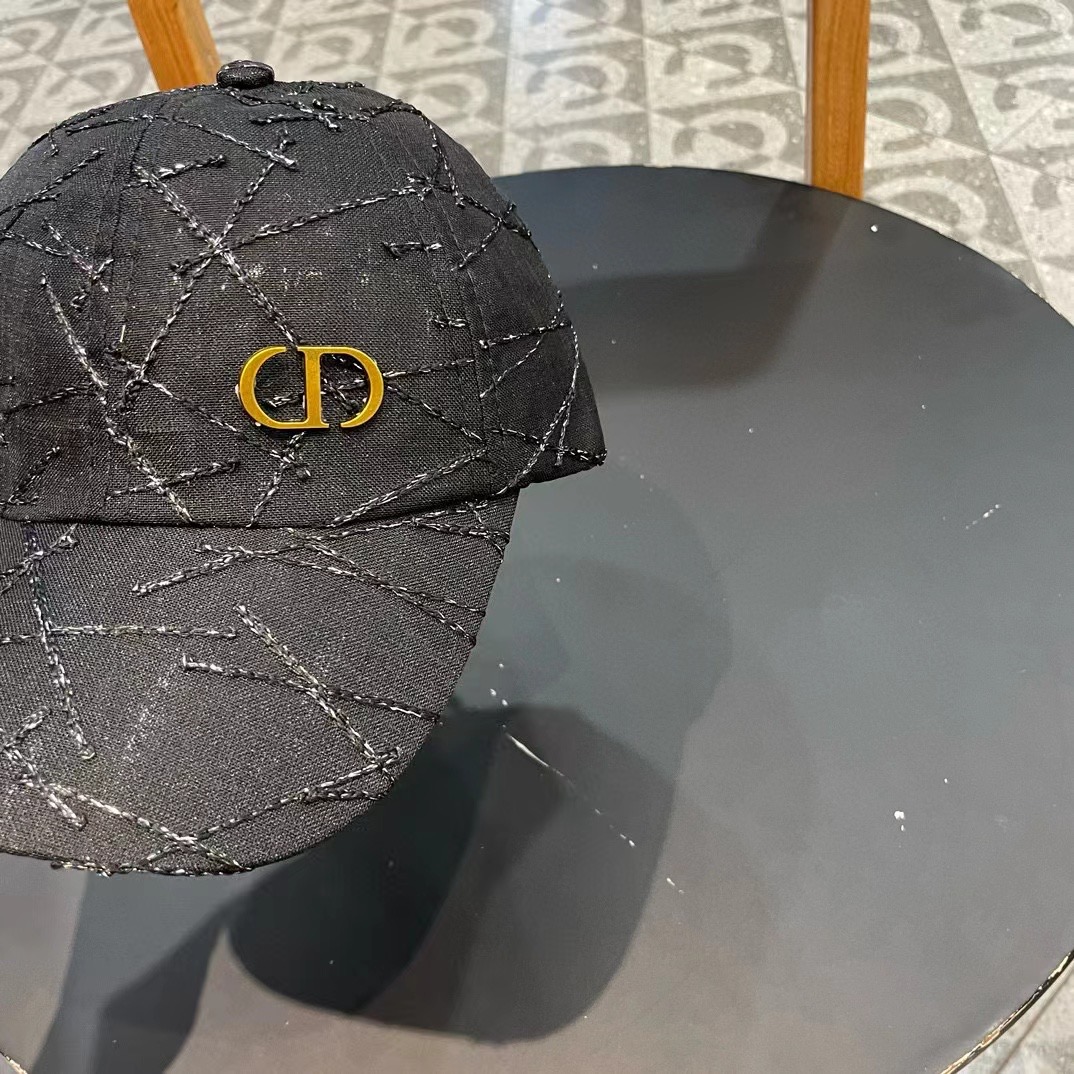   Dior迪奥新款老花字母棒球帽
超名媛 本季爆款！
材质100%棉
头围57cm