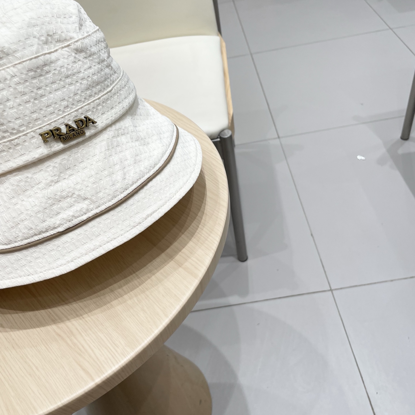  普拉达PRADA 2025新款女士简约有型盆帽撞色边系带蝴蝶结水桶帽春夏薄款百搭