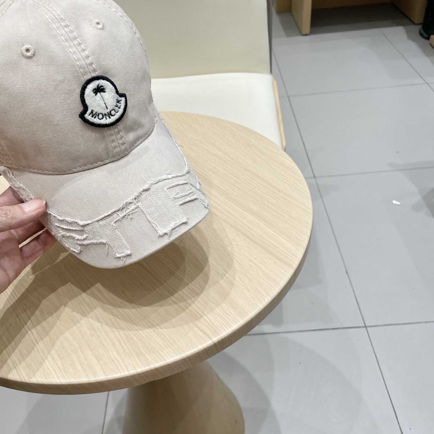   蒙口Moncler🆕春款新款个性棒球帽，透气性巨佳，四季佩戴款高颜值时尚单品！
男女同款