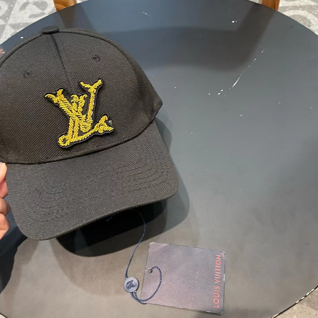   LV新款棒球帽🧢
高品质定制！这款必定是极简主义的最爱
干净，利索，时尚百搭，绝对不挑脸型！
属于时