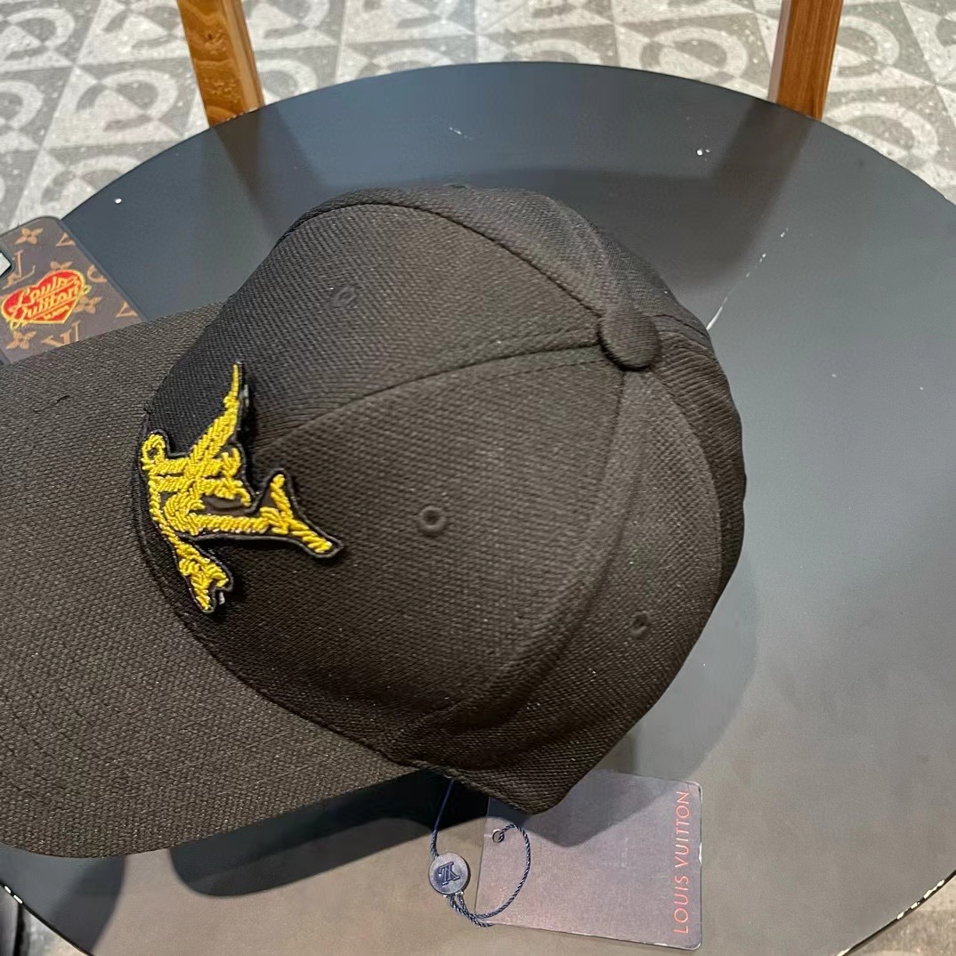   LV新款棒球帽🧢
高品质定制！这款必定是极简主义的最爱
干净，利索，时尚百搭，绝对不挑脸型！
属于时