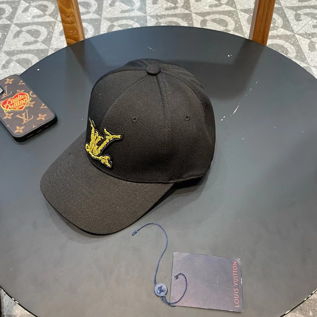   LV新款棒球帽🧢
高品质定制！这款必定是极简主义的最爱
干净，利索，时尚百搭，绝对不挑脸型！
属于时