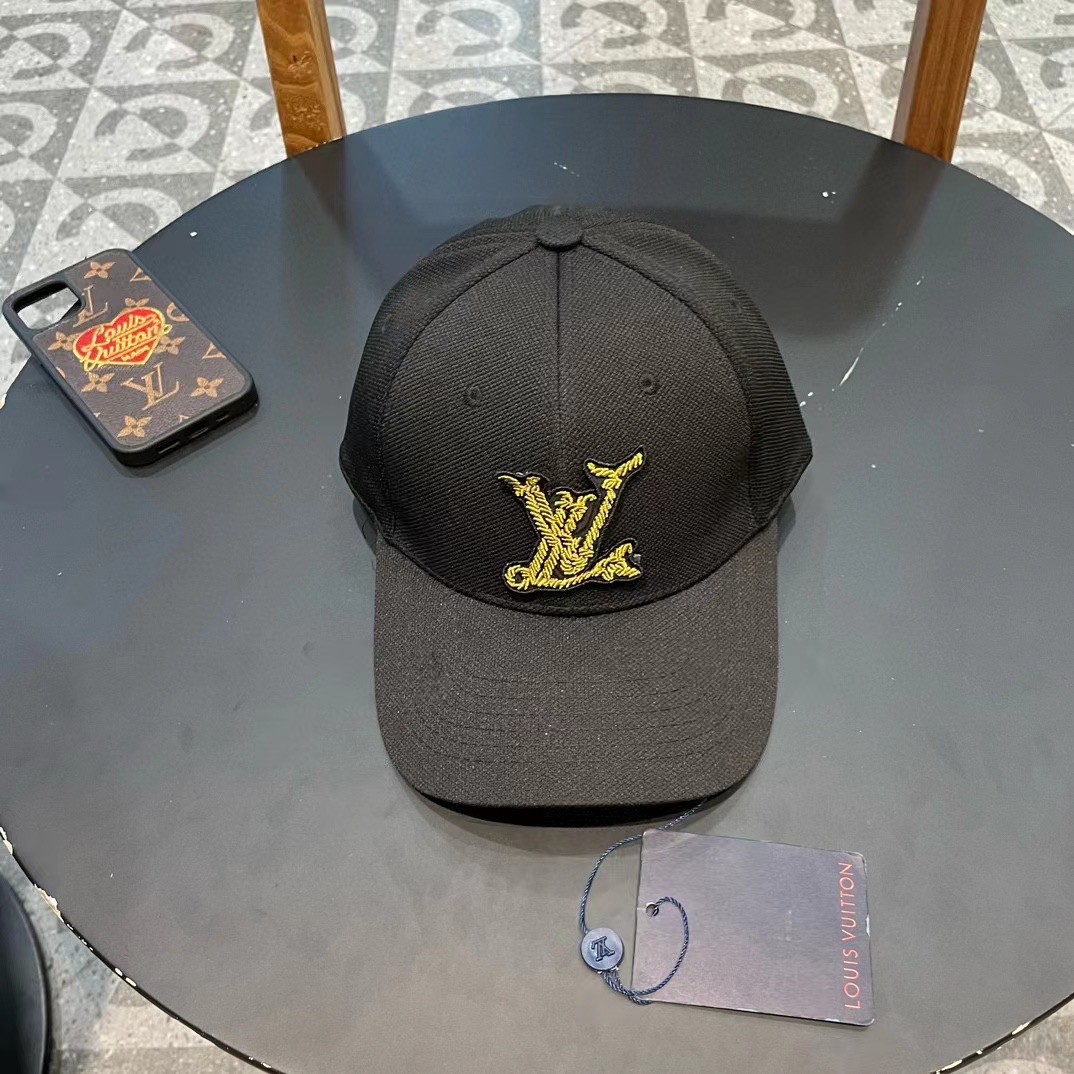   LV新款棒球帽🧢
高品质定制！这款必定是极简主义的最爱
干净，利索，时尚百搭，绝对不挑脸型！
属于时