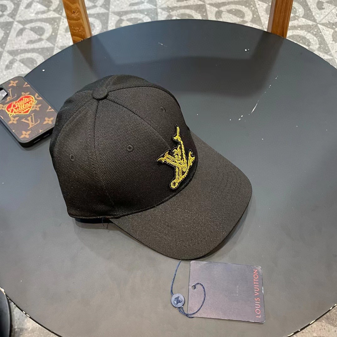   LV新款棒球帽🧢
高品质定制！这款必定是极简主义的最爱
干净，利索，时尚百搭，绝对不挑脸型！
属于时