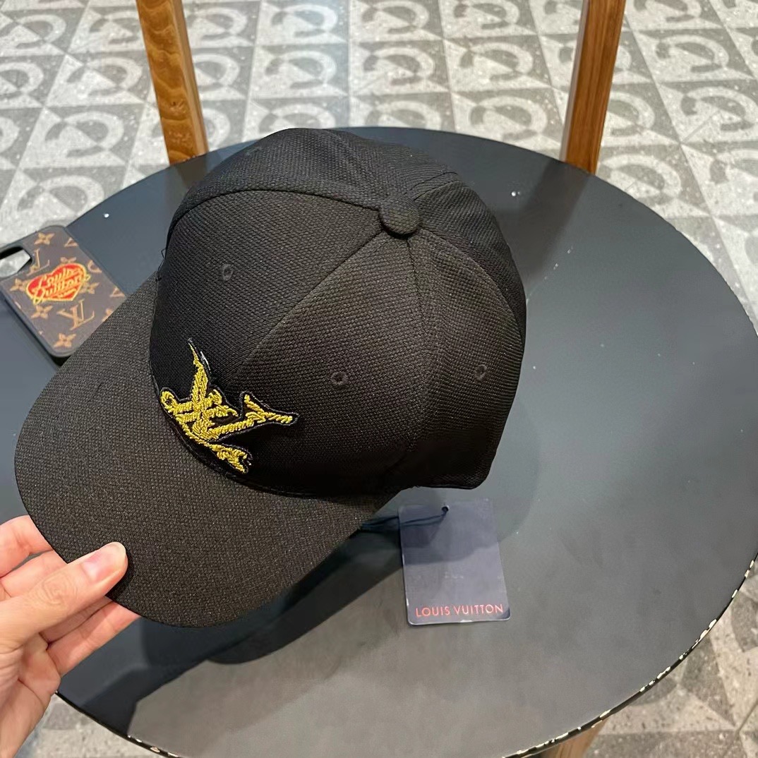   LV新款棒球帽🧢
高品质定制！这款必定是极简主义的最爱
干净，利索，时尚百搭，绝对不挑脸型！
属于时