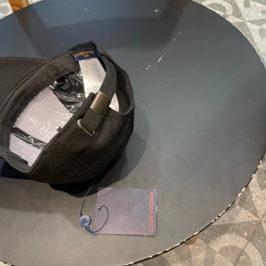   LV新款棒球帽🧢
高品质定制！这款必定是极简主义的最爱
干净，利索，时尚百搭，绝对不挑脸型！
属于时