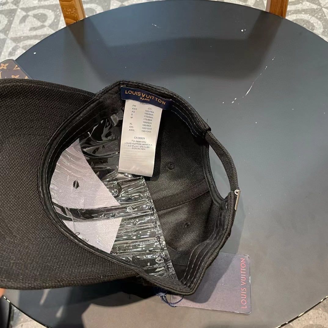   LV新款棒球帽🧢
高品质定制！这款必定是极简主义的最爱
干净，利索，时尚百搭，绝对不挑脸型！
属于时