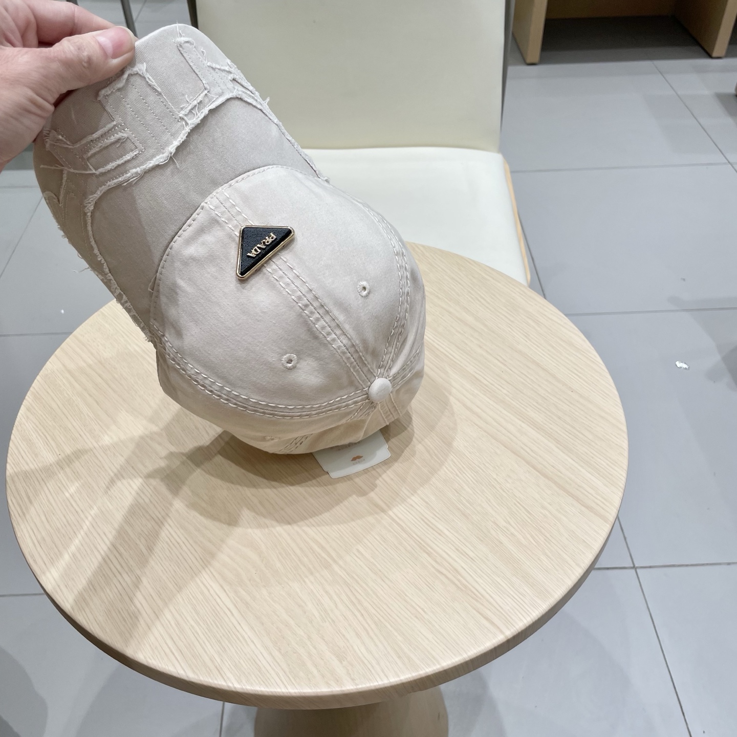  【普拉达】Prada 25春夏新款大牌棒球帽🧢，显脸小 大牌款超好搭配，赶紧入手！