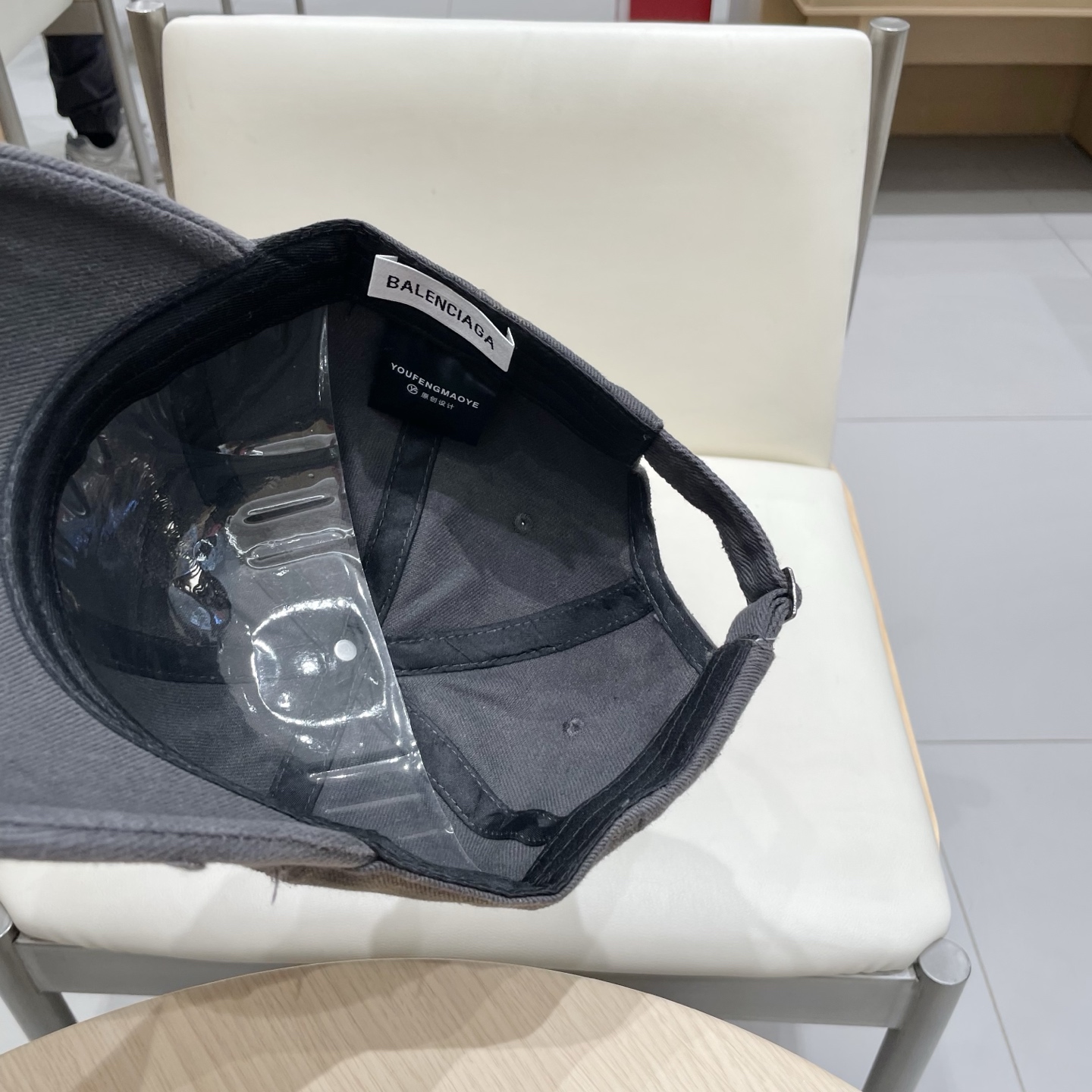  BALENCIAGA巴黎世家新款logo棒球帽，很酷的色系，男女佩戴都有不同style，第一批抢先出货